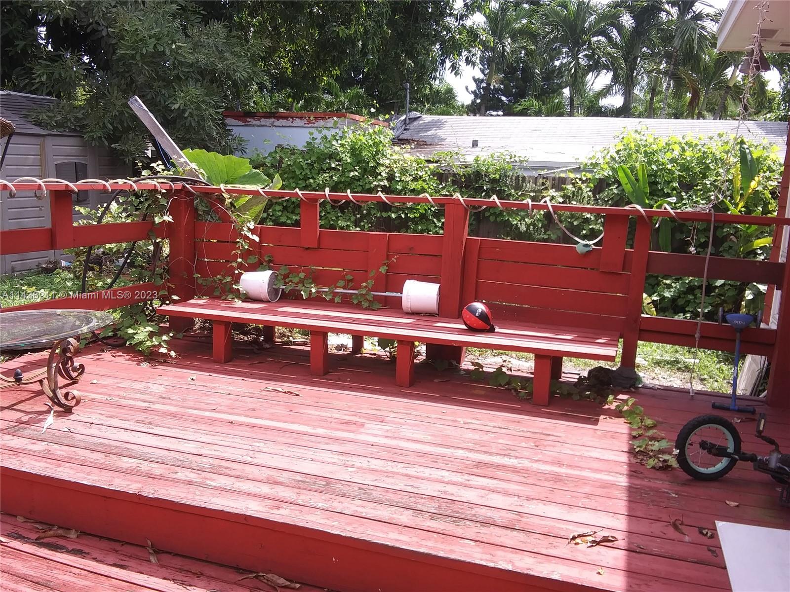 HOLLYWOOD LITTLE RANCHES - Residential Lease