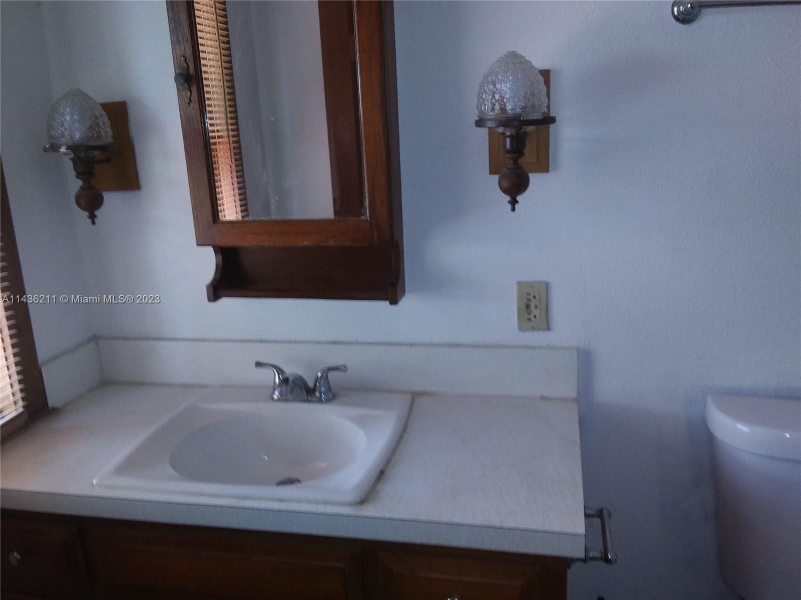 HOLLYWOOD LITTLE RANCHES - Residential Lease