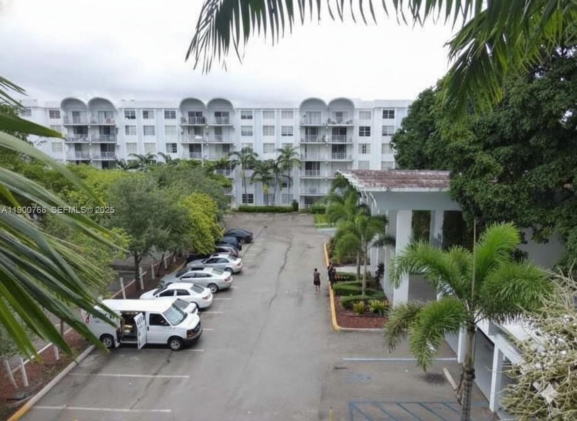 Fantastic opportunity for first-time buyers, Investors or an ideal holiday home! This 2-bedroom, 2-bathroom condo features a beautiful view and wonderful community amenities, including a clubhouse and pool.

The unit has been updated with a new oven (2022) and microwave (2021). Ideally located near shopping centers, restaurants, major highways, and much more. Don't miss this versatile property!