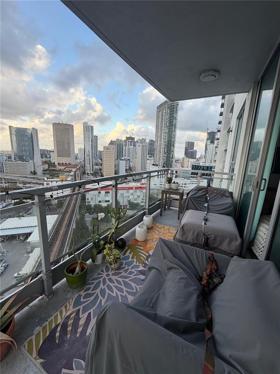 THE IVY CONDO - Residential