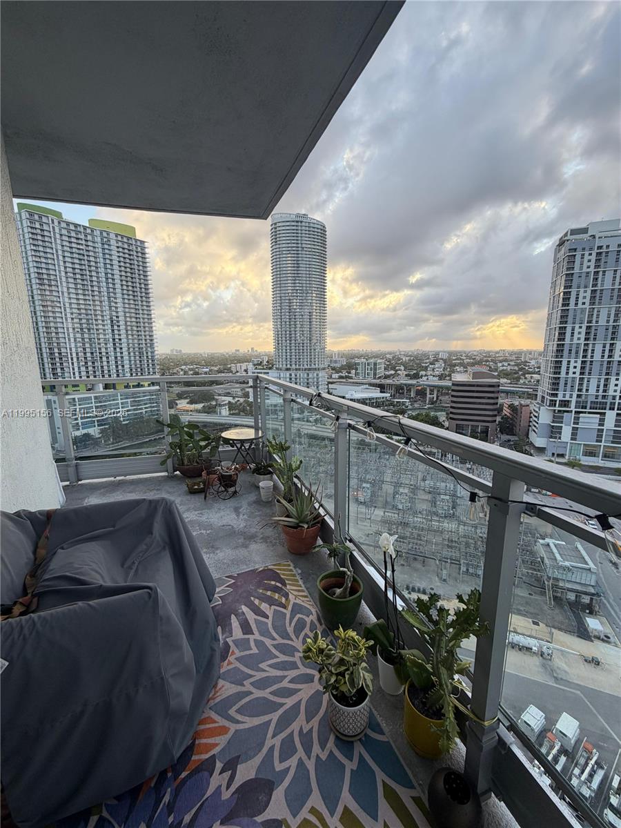 THE IVY CONDO - Residential