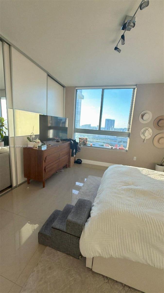 THE IVY CONDO - Residential