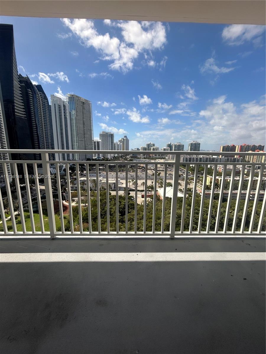 WINSTON TOWERS 600 CONDO - Residential