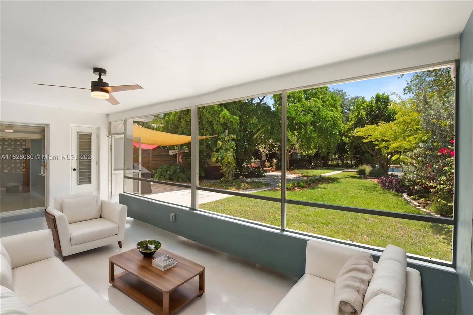 HOLLYWOOD LITTLE RANCHES - Residential