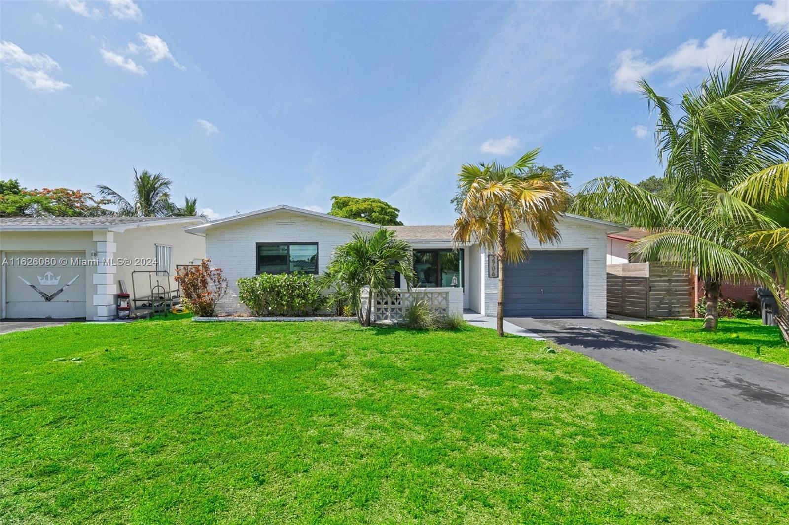 HOLLYWOOD LITTLE RANCHES - Residential