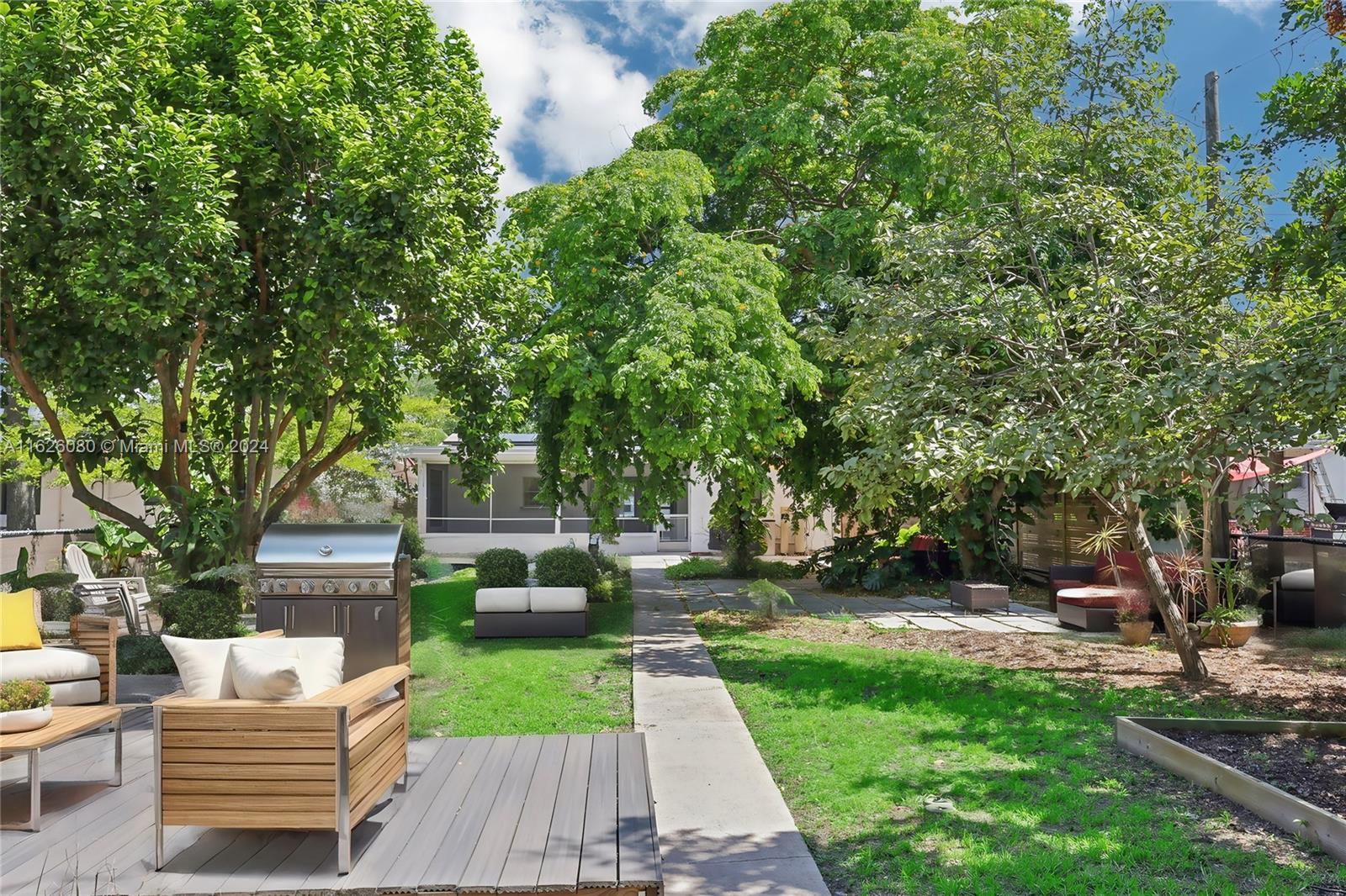 HOLLYWOOD LITTLE RANCHES - Residential