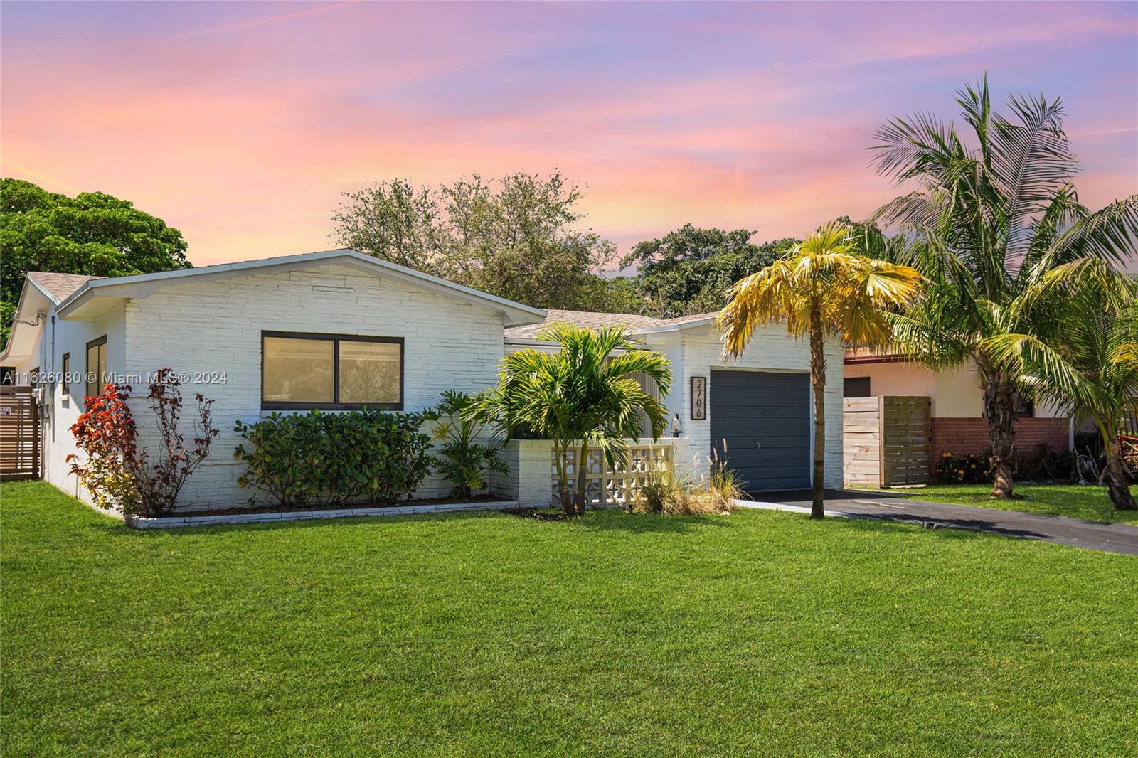 HOLLYWOOD LITTLE RANCHES - Residential