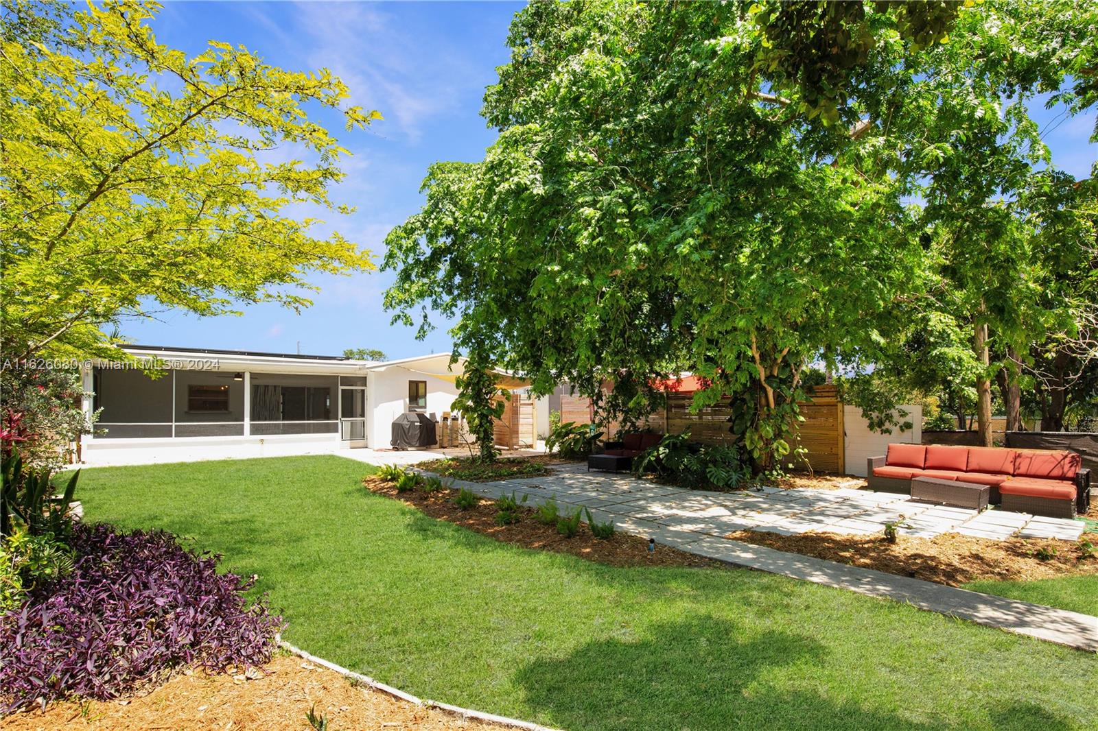 HOLLYWOOD LITTLE RANCHES - Residential