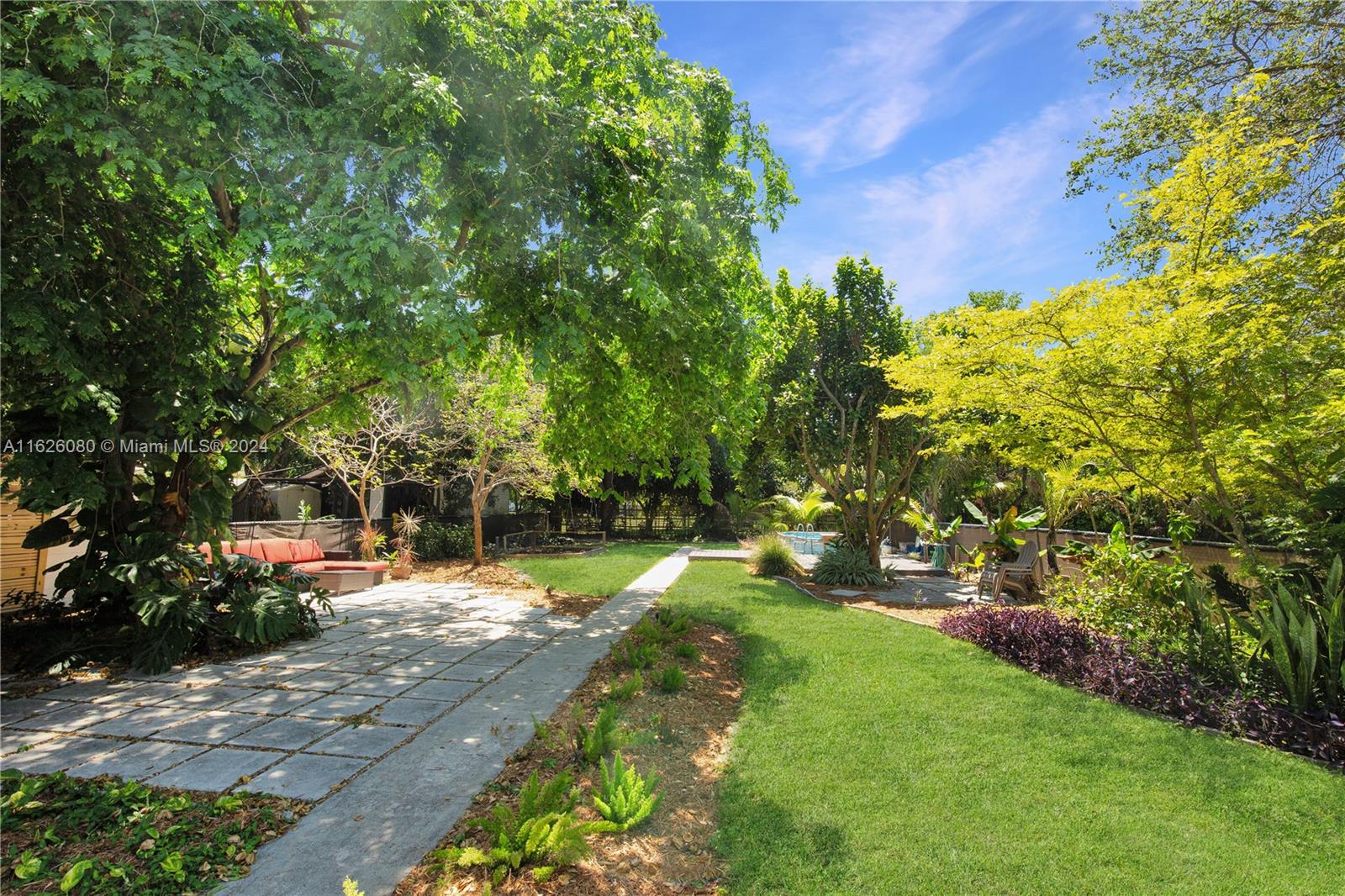 HOLLYWOOD LITTLE RANCHES - Residential