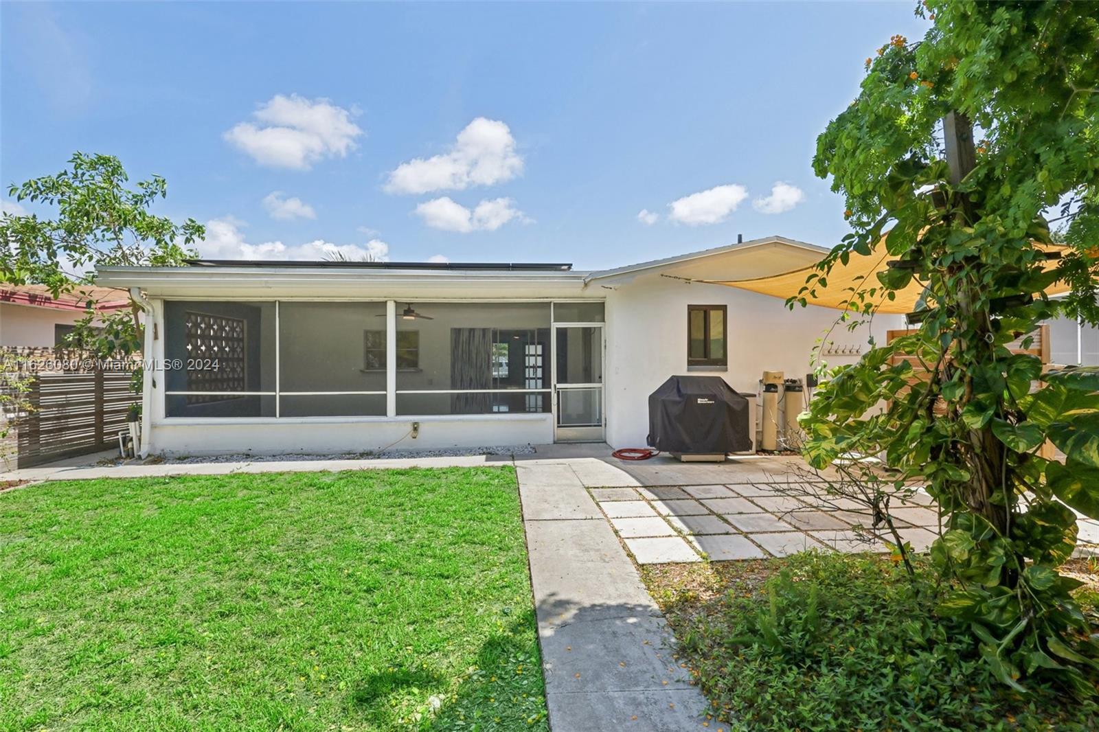 HOLLYWOOD LITTLE RANCHES - Residential