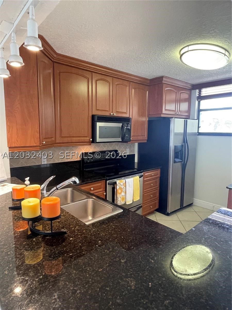 LAKE EMERALD CONDOMINIUM - Residential