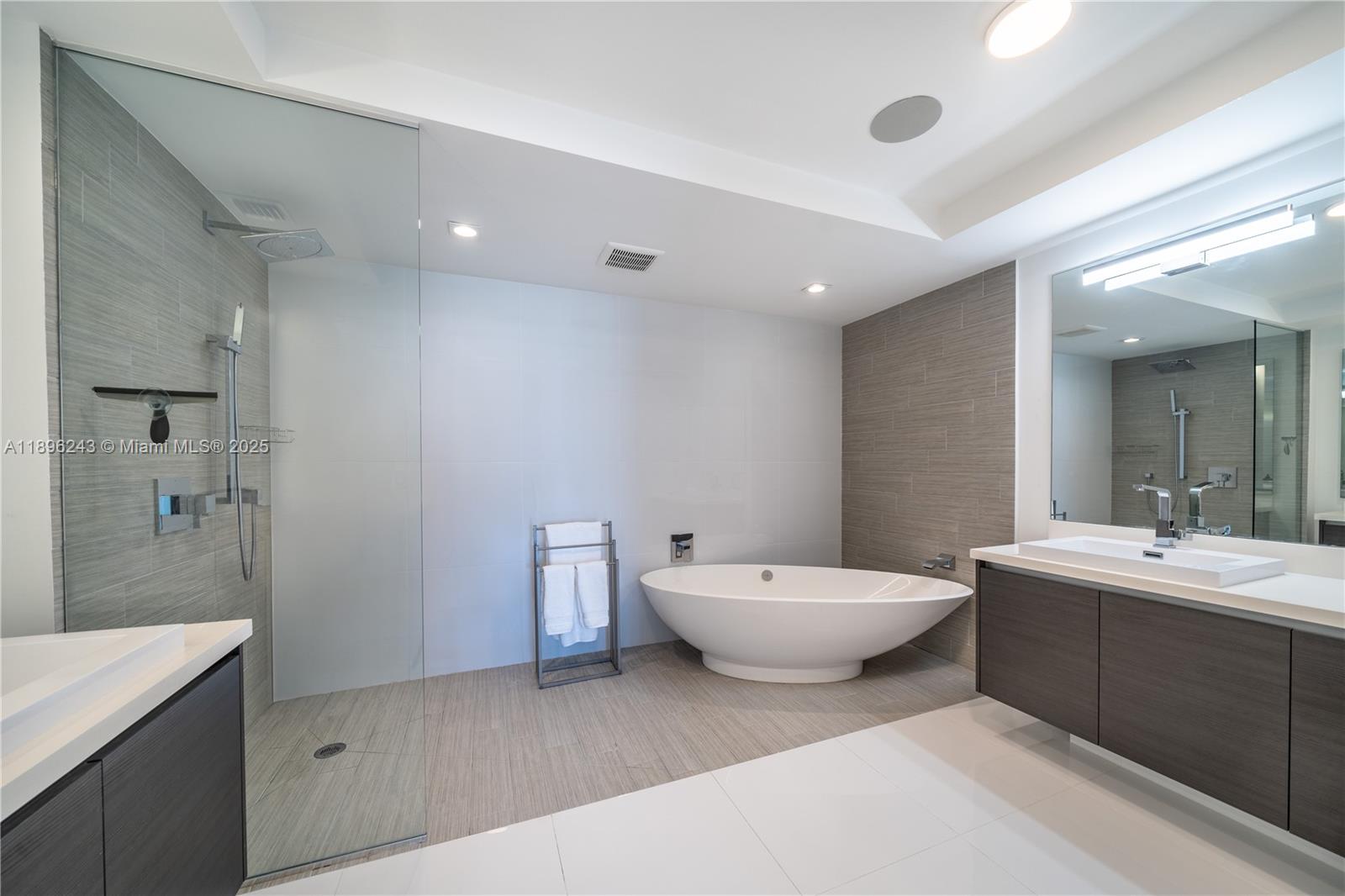 PARQUE TOWERS CONDO - Residential