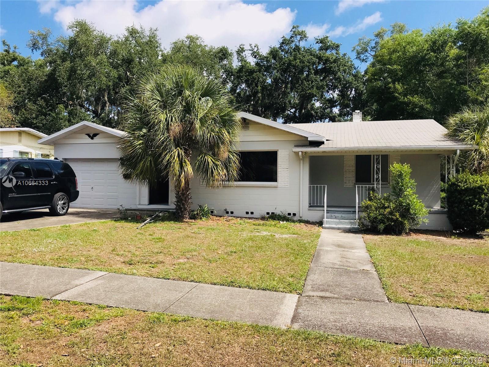 Exclusive Opportunity !!!!! A spectacular renovated house, the property boasts new kitchen, new flooring, all light led, in addition to having a wonderful space outside, with over 9 thousand sqft lot, and a view at the end of the street incredible for the lake.