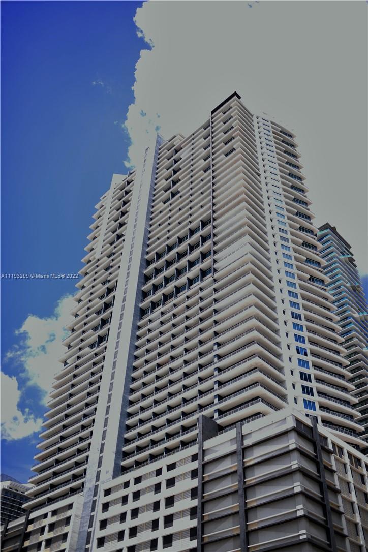 SPECTACULAR 1.1.5 BI-LEVEL LOFT NEW YORK STYLE IN BRICKELL. UNIT HAS GREAT OPEN VIEWS OF MIAMI SKYLINE. 20 FT HIGH CEILINGS, STAINLESS STEEL APPLIANCES, GRANITE TOPS, GREAT AMENITIES, CABLE & INTERNET INCLUDED. CONTACT LA FOR SHOWING INSTRUCTIONS.