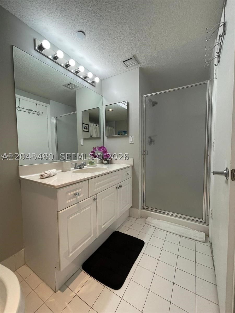 GOLDEN BAY CLUB CONDO - Residential Lease