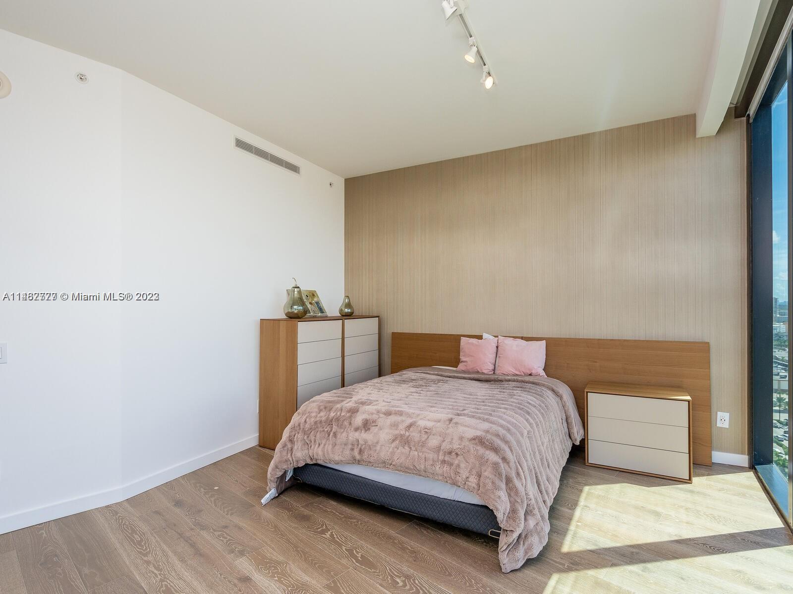 18555 COLLINS AVENUE COND - Residential