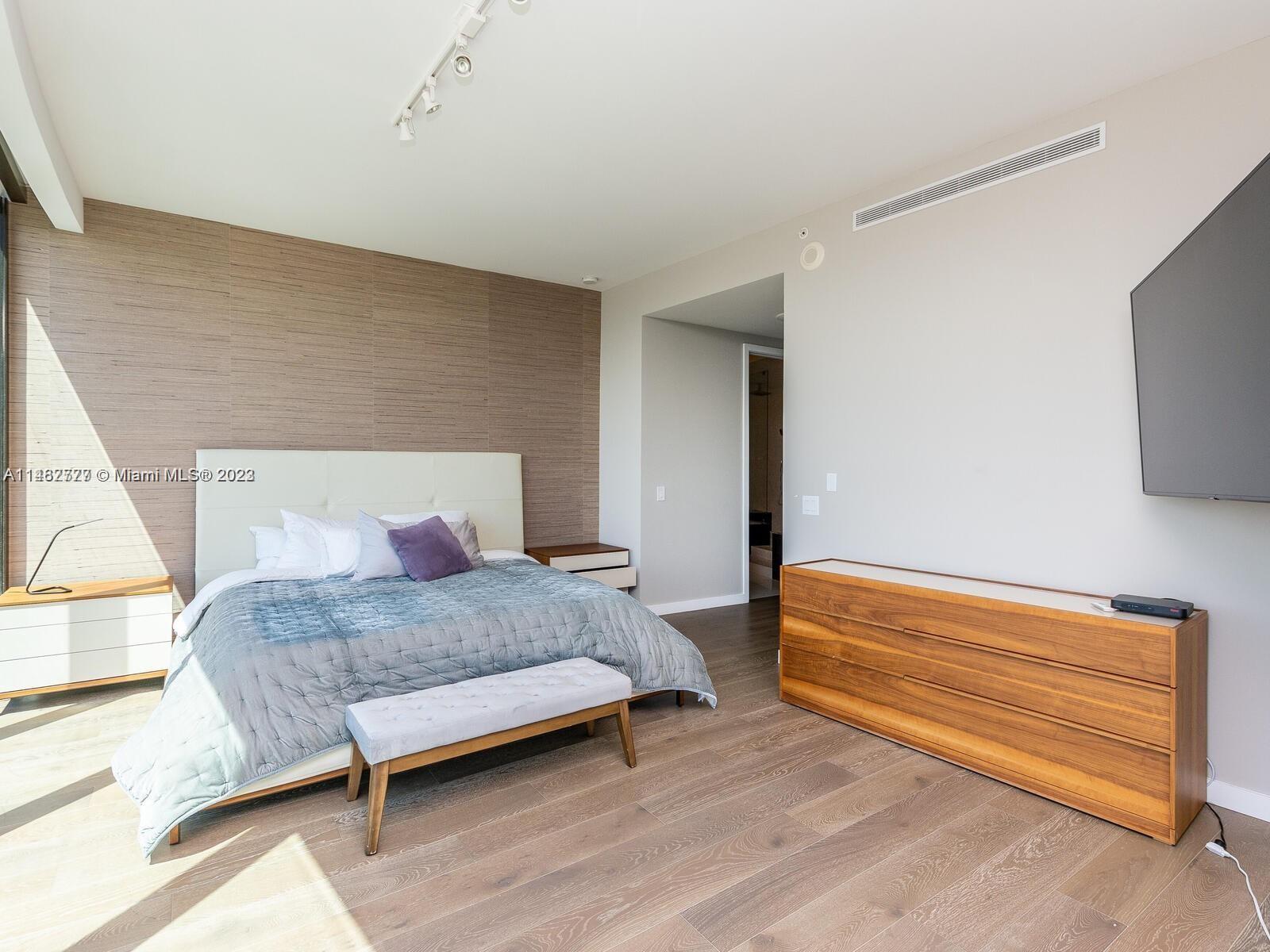 18555 COLLINS AVENUE COND - Residential
