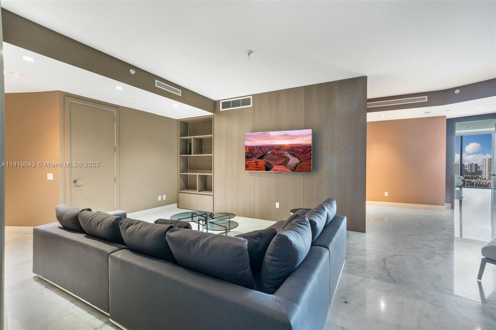 18555 COLLINS AVENUE COND - Residential Lease