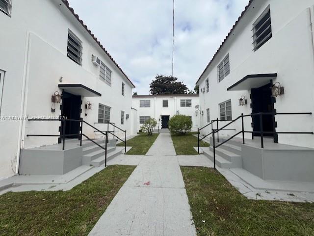 Beautiful apartment with 2 bedrooms and 1 bathroom, super spacious and brgth rooms. Great location, very close to Brickell.