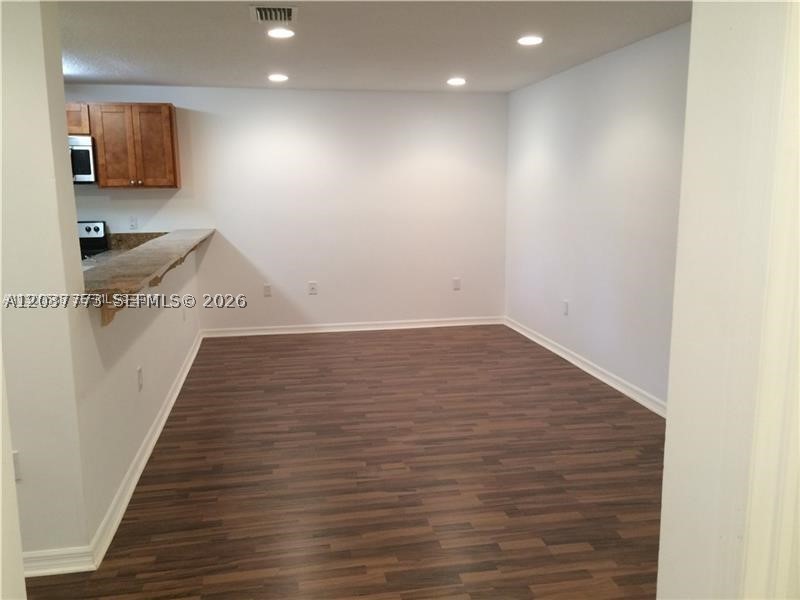 THE COURTS AT BAYSHORE I - Residential Lease