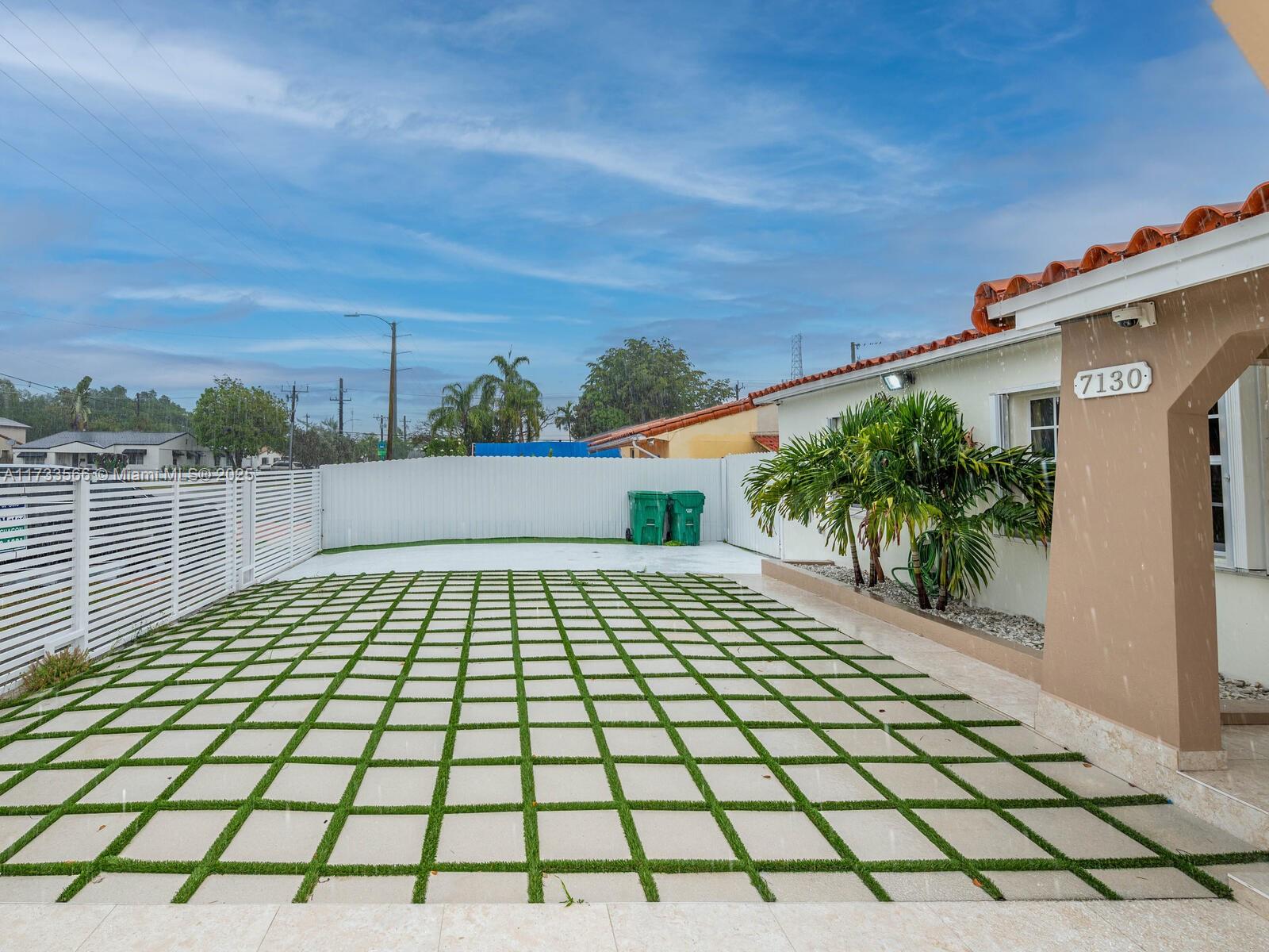 TAMIAMI GARDENS - Residential