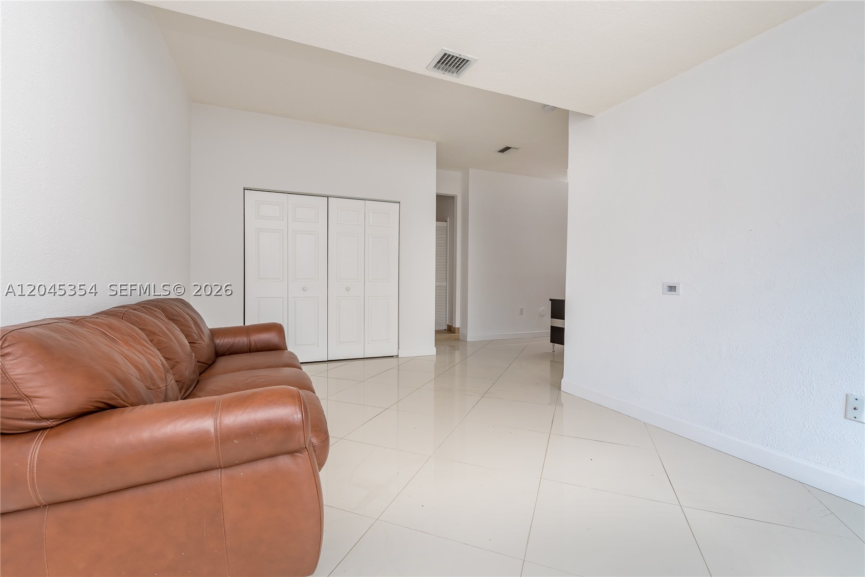 DORAL GLEN T-17816 - Residential Lease