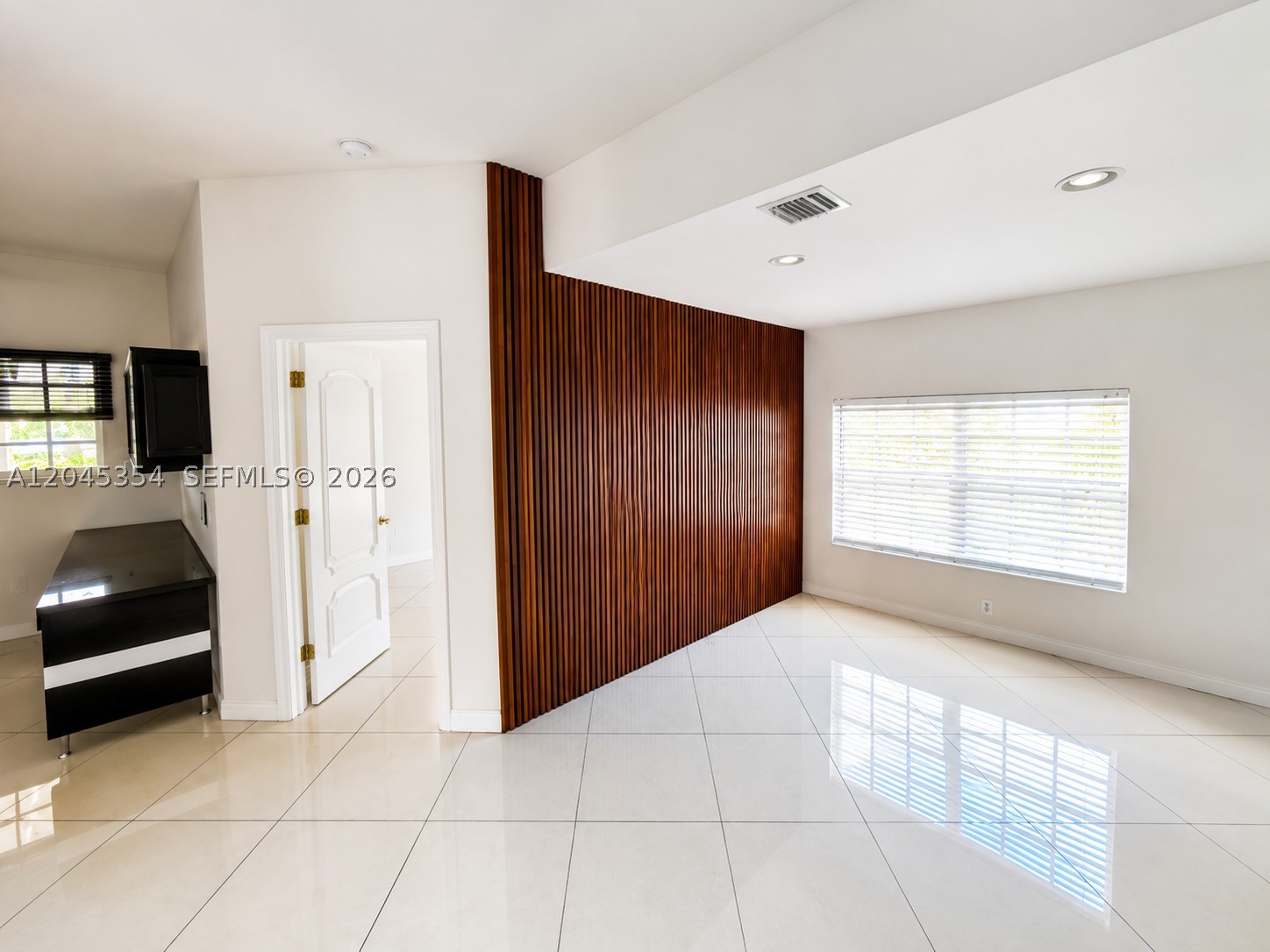 DORAL GLEN T-17816 - Residential Lease
