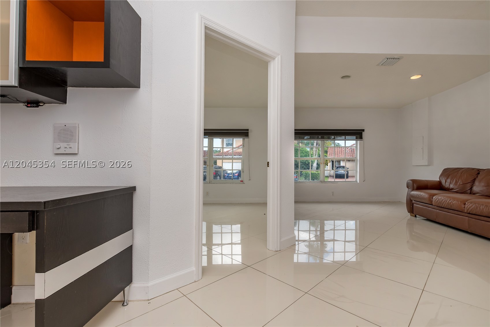 DORAL GLEN T-17816 - Residential Lease
