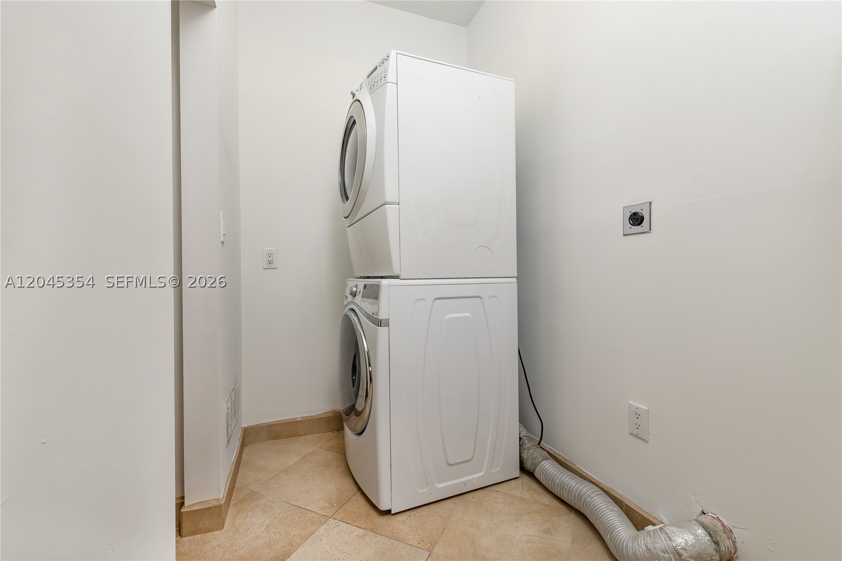 DORAL GLEN T-17816 - Residential Lease