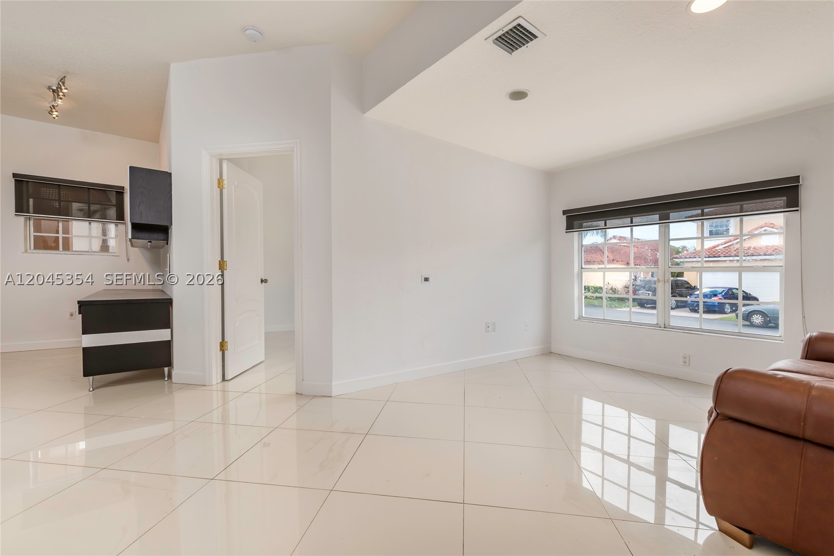 DORAL GLEN T-17816 - Residential Lease