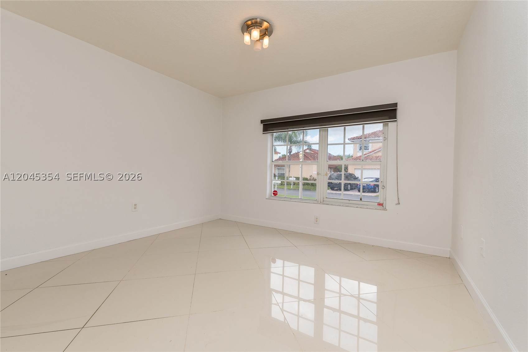DORAL GLEN T-17816 - Residential Lease