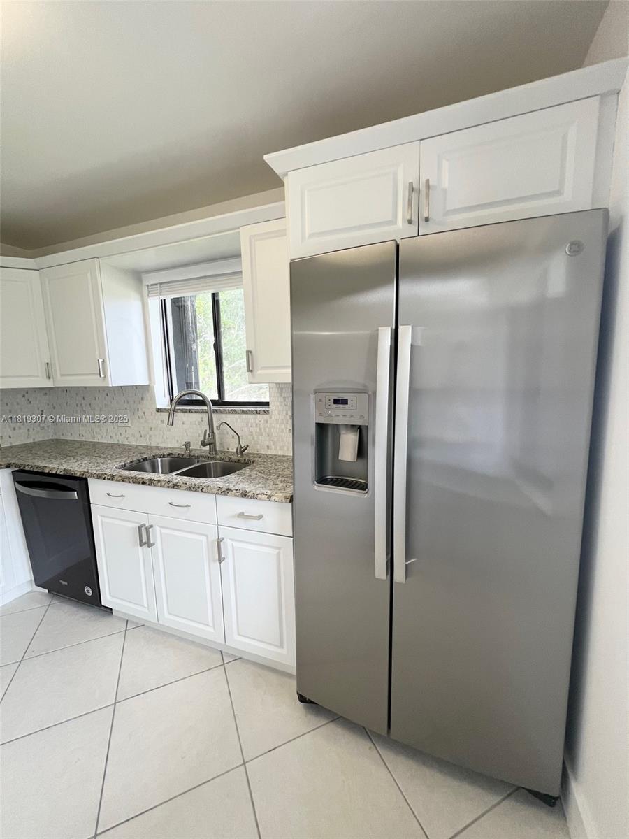 Renovated Beautiful corner apartment in the City of Weston. A/C maintenance and water included. Property has Hurricane accordion shutters. Near A+ schools and near highway.