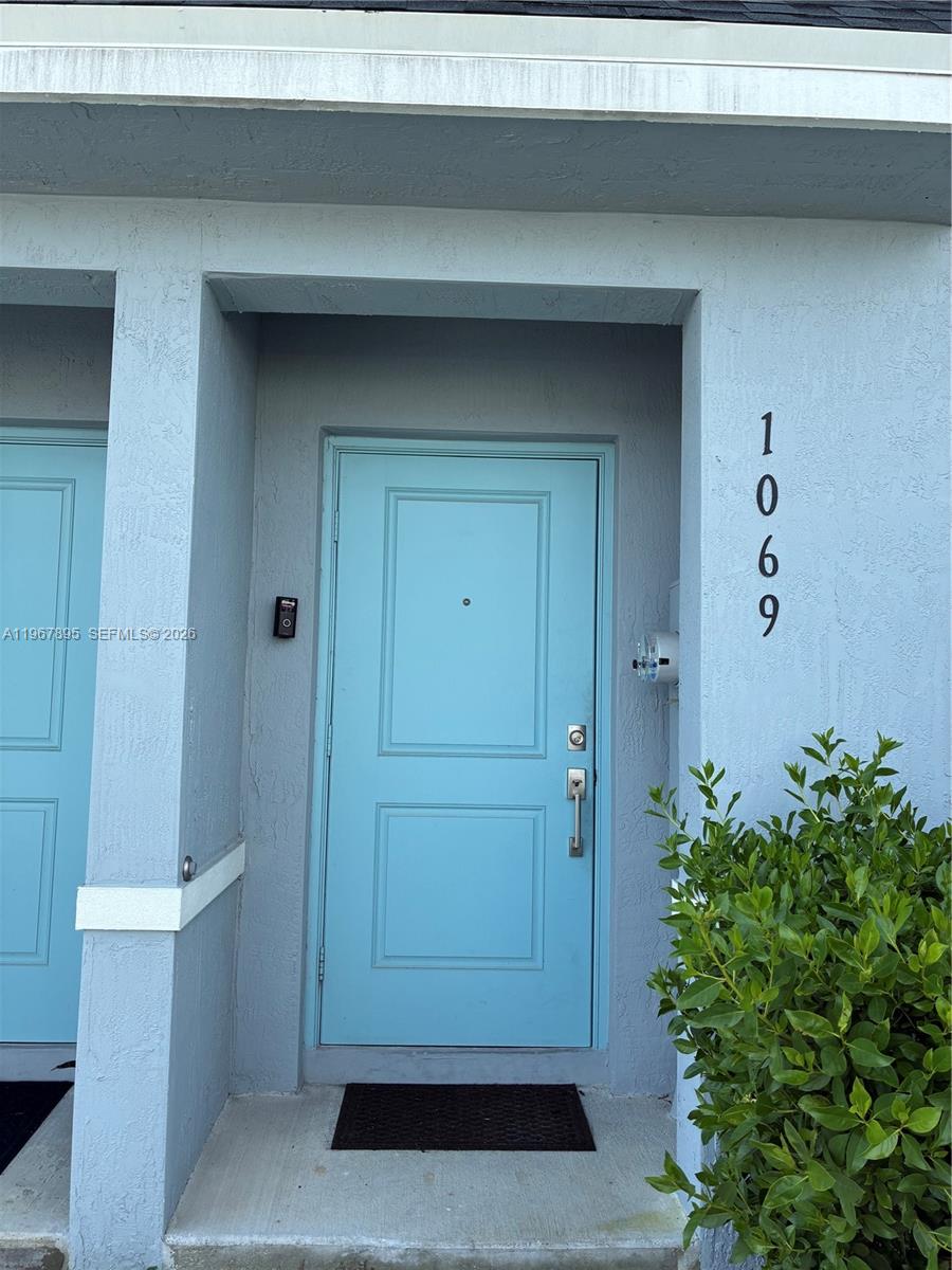 Like new 3 bed 3 bath townhome offering 1/1 downstairs. Low HOA and no CDD taxes rare for this area! Split bedrooms upstairs with master and guest room with own bathroom, & fully fenced yard. Come see this unit perfect starter home.