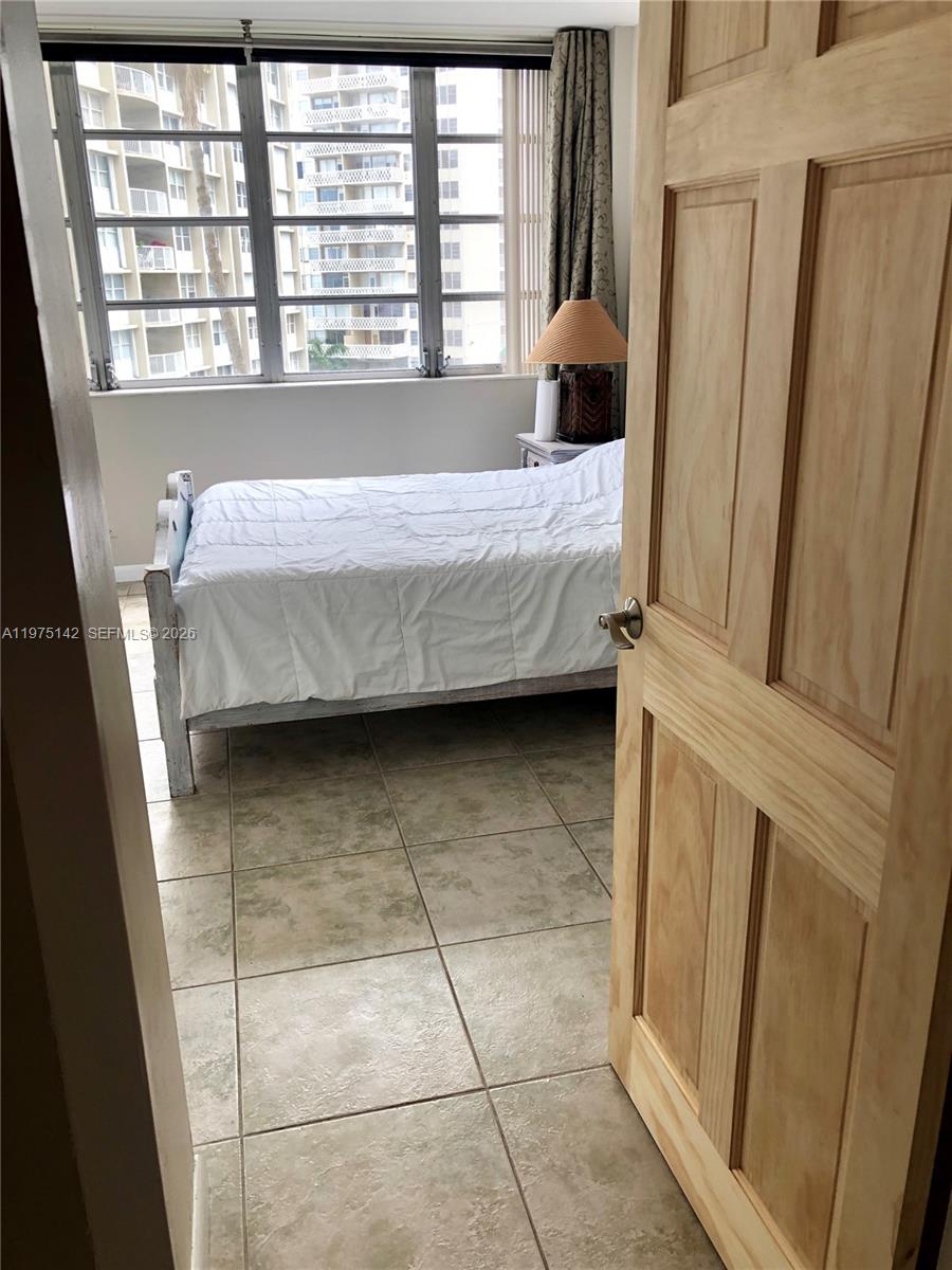 BRICKELL BAY TOWER CONDO - Residential