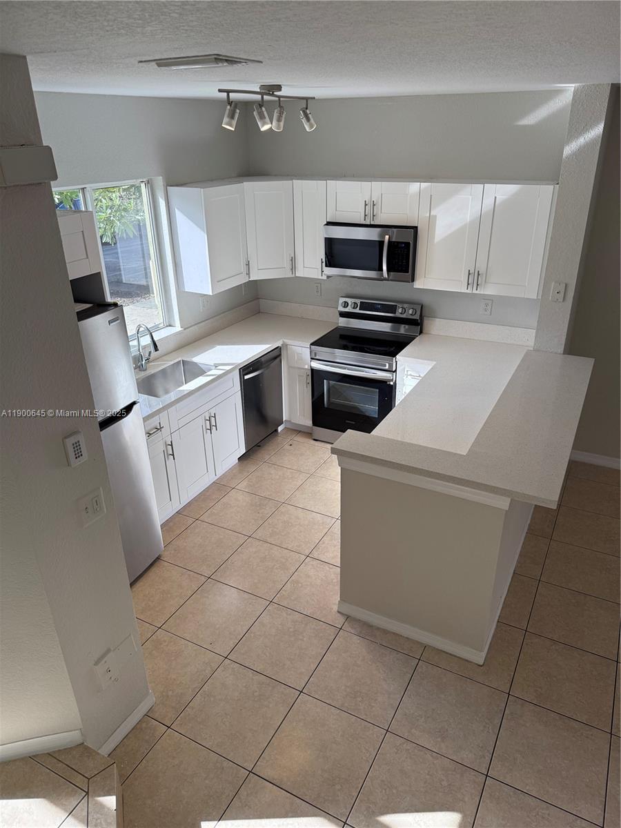 Beautifully renovated 3-bedroom, 2.5-bath townhouse in a great location near schools, shopping, and highways. Bright, modern, and ready to move in! Easy to approve. Move-in with first month and two security deposits.
We proudly support Fair Housing.
Use ShowingTime for appointments