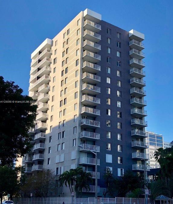 IN THE HEART OF DOWNTOWN, GORGEOUS 2/2 MODERN UNIT, CLOSE TO BRICKELL FINANCE DISTRICT, MIAMI DESIGN DISTRICT WYNWOOD, VERY CLOSE TO FTX ARENA, TO BRIGHTLINE CENTER. GREAT FOR INVESTORS, 24 HRS SECURITY. PET FRIENDLY WITH LOTS OF AMENITIES.