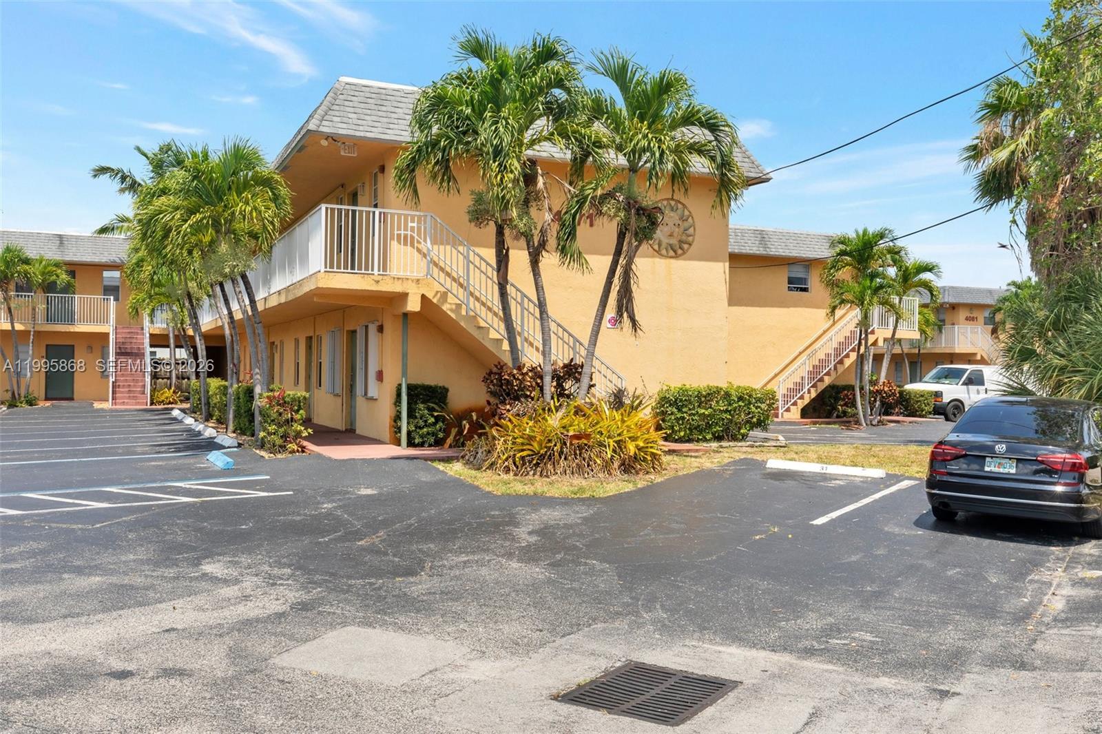 EL SOL AT MAIN STREET CON - Residential