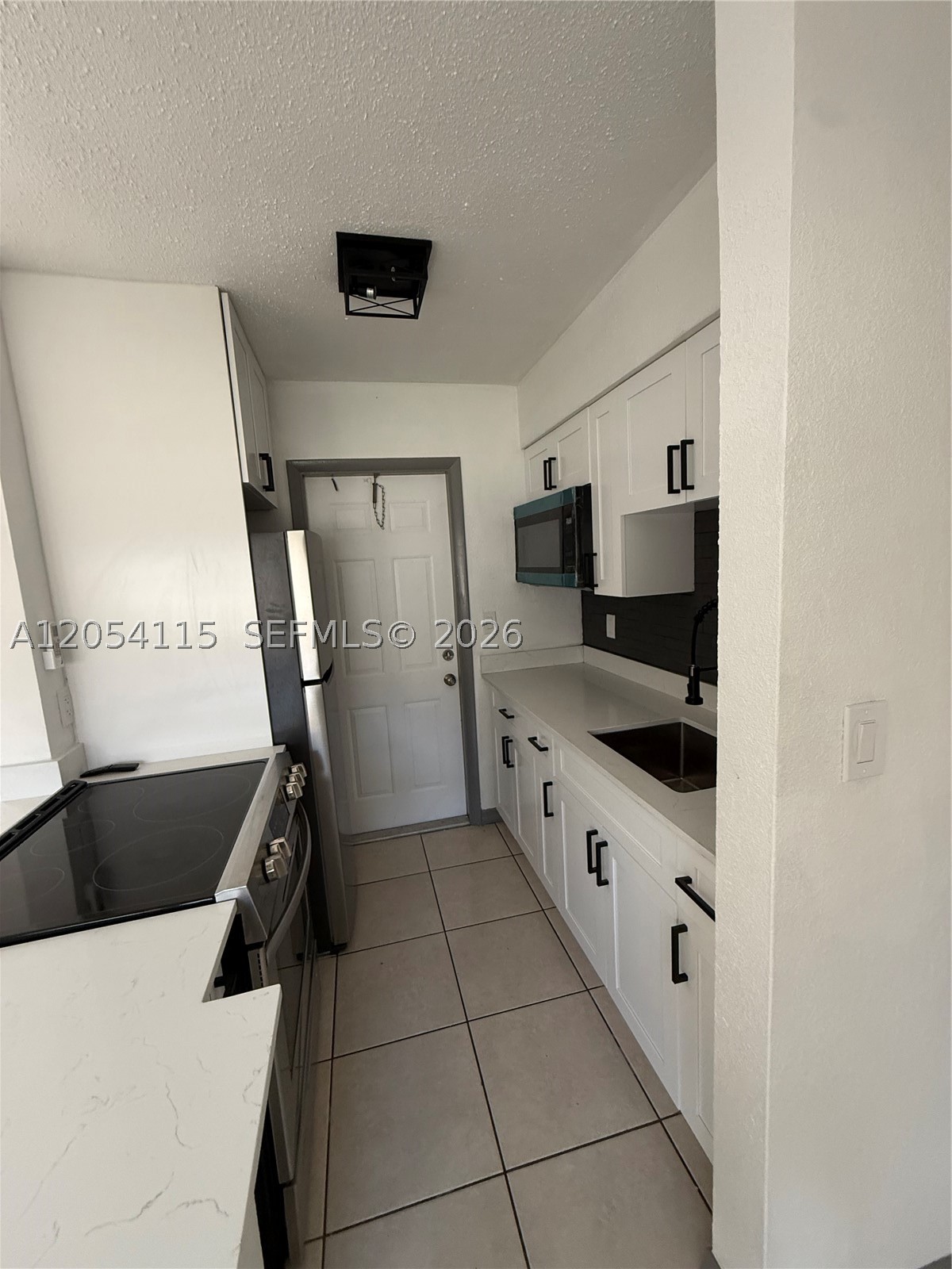 HOLLYWOOD LITTLE RANCHES - Residential Lease
