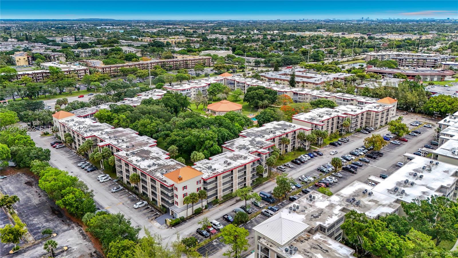 CYPRESS CHASE CONDO NO 5 - Residential