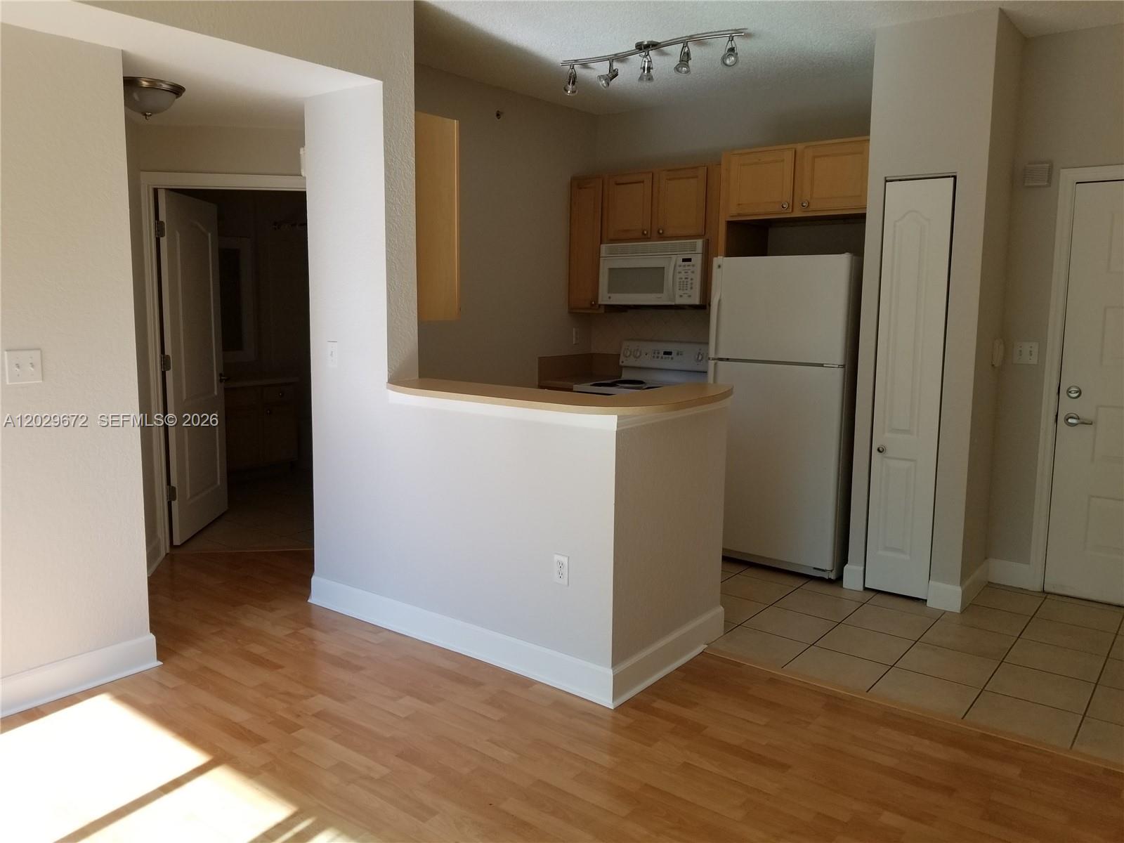 Secured Unit with pool court yard view. 1 bedroom 1 bath, washer/ dryer in unit. Wood Floors, large balcony with pool view. Resort stile living with 24 hr concierge, gym, conference room, gated covered garage. Close to metro rail, highway, shopping and dinning. Will not last, great condition!