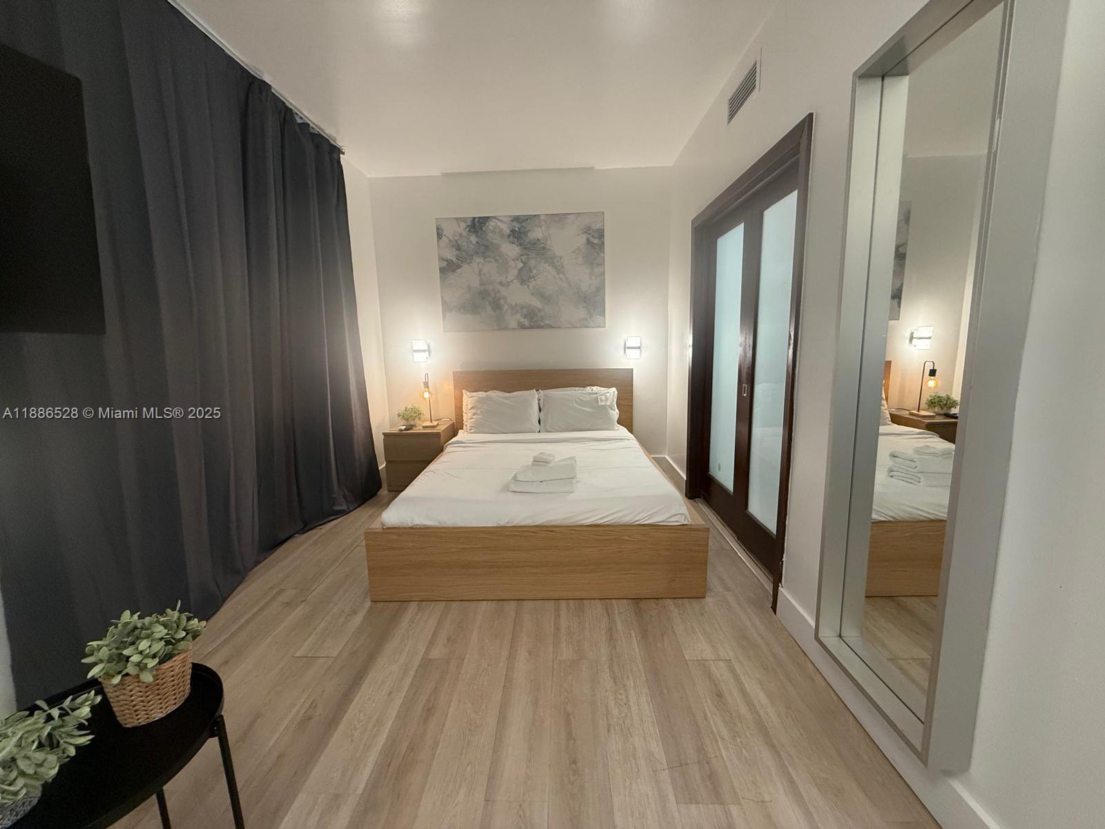 Investment opportunity steps from beach! Short-term rental friendly with no restrictions or hotel program. Fully furnished, rooftop pool, front desk check in service included in the
maintenance fee. Hight occupancy and strong returns year-round.