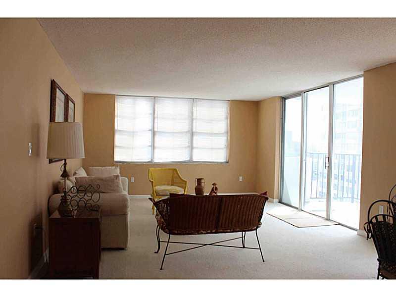 NICE AND SPACIOUS APARTMENT 2/2  RENTAL OPORTUNITY. PERFECT BALCONY WITH BEST VIEWS OF INTERCOASTAL AND SUNYS ISLES. NEW CENTRAL A/C. LOCATED CLOSE TO AVENTURA MALL, FRESH MARKET AND ONLY 5 MINUTES FROM THE BEACH. GREAT BUILDING WITH POOL, TENNIS AND GYM.