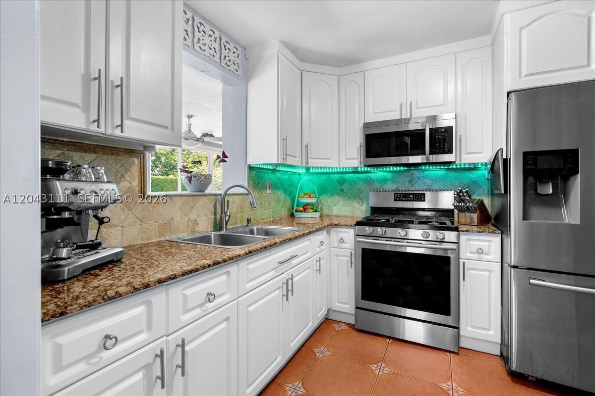 FONTAINEBLEAU GARDENS 1ST - Residential
