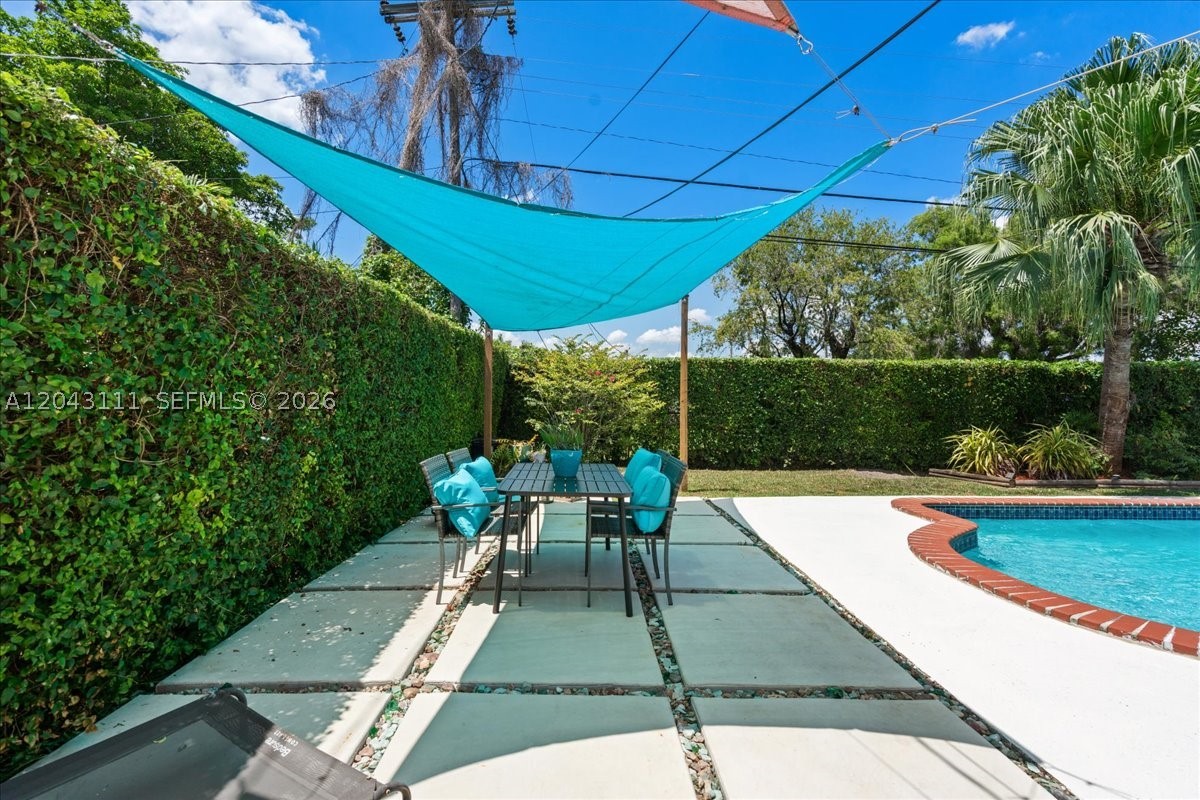 FONTAINEBLEAU GARDENS 1ST - Residential