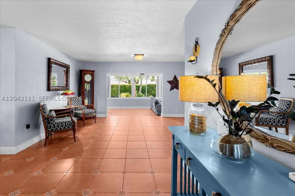 FONTAINEBLEAU GARDENS 1ST - Residential