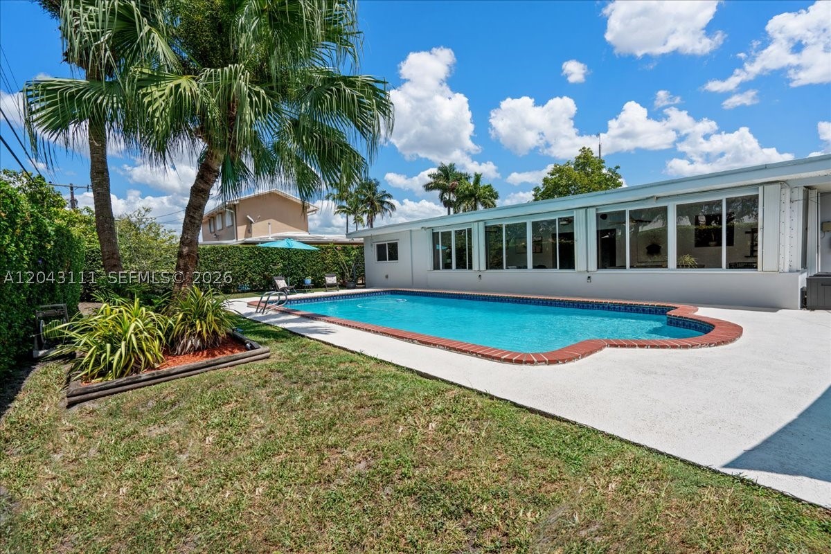FONTAINEBLEAU GARDENS 1ST - Residential