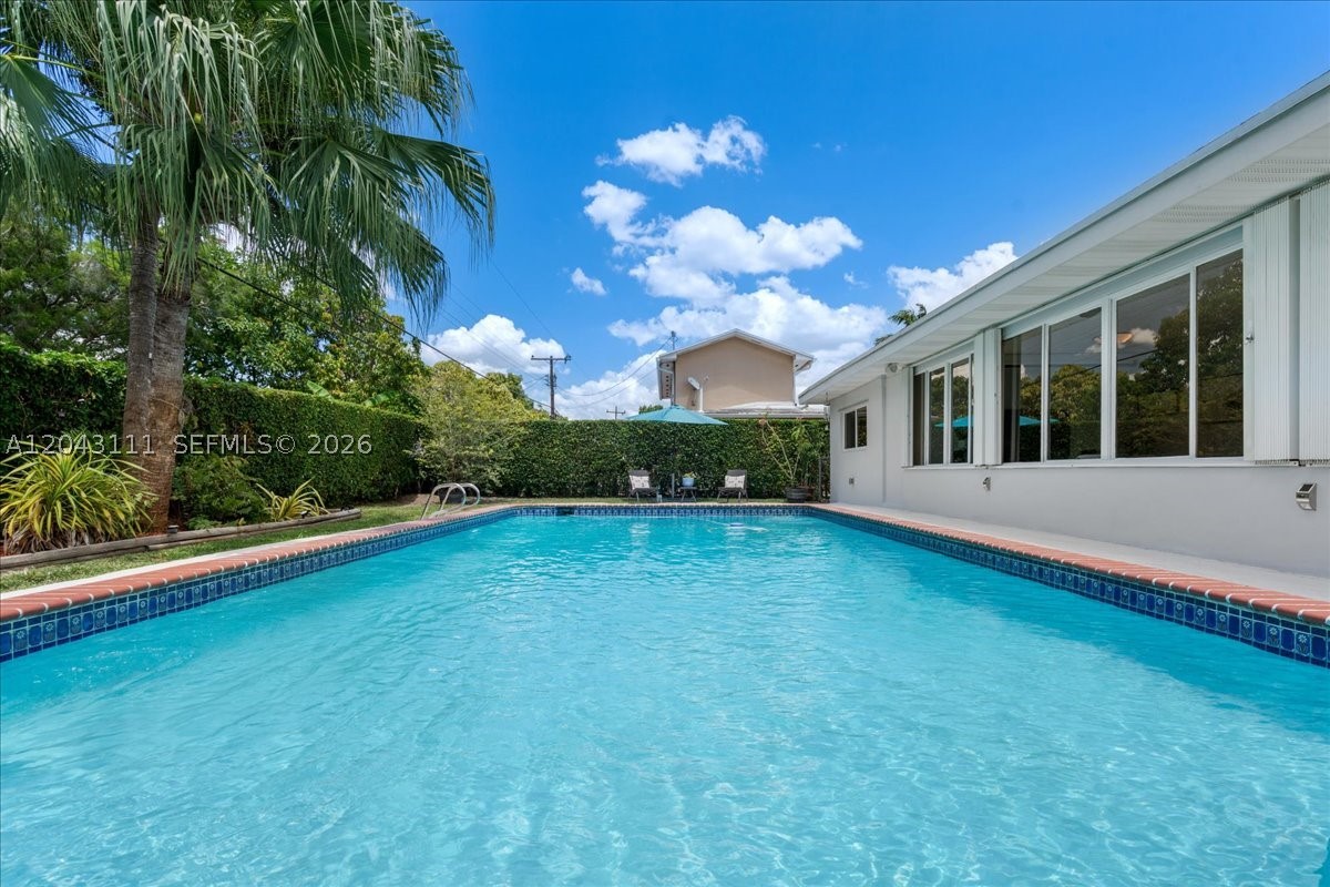 FONTAINEBLEAU GARDENS 1ST - Residential