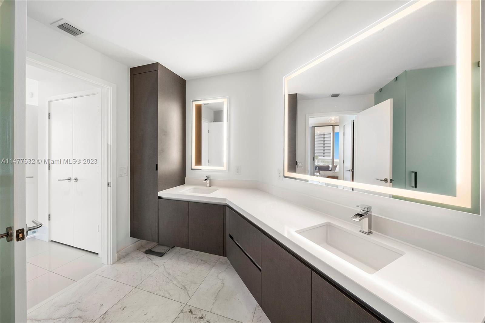 PARAMOUNT MIAMI WORLDCENT - Residential Lease