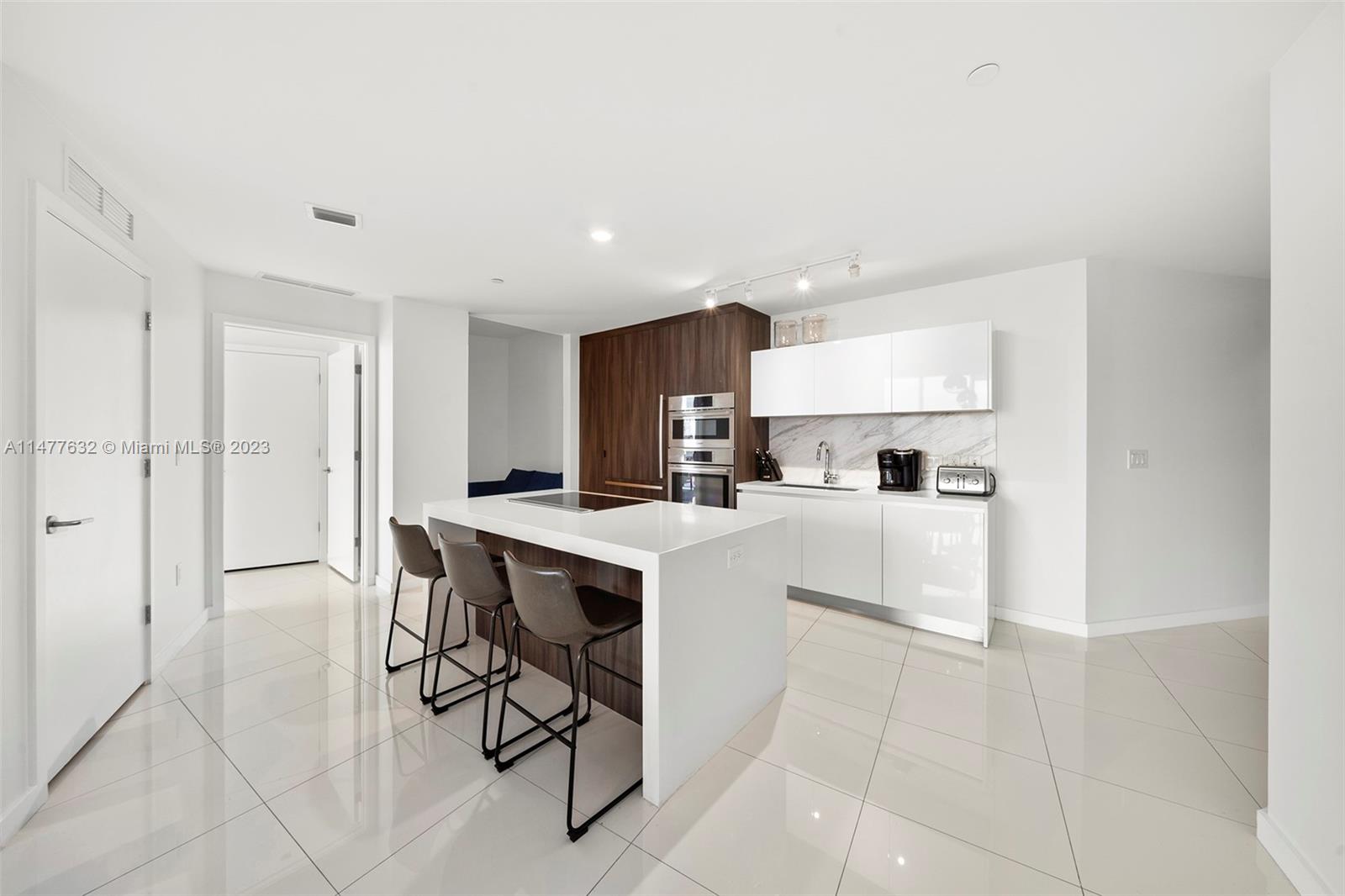 PARAMOUNT MIAMI WORLDCENT - Residential Lease