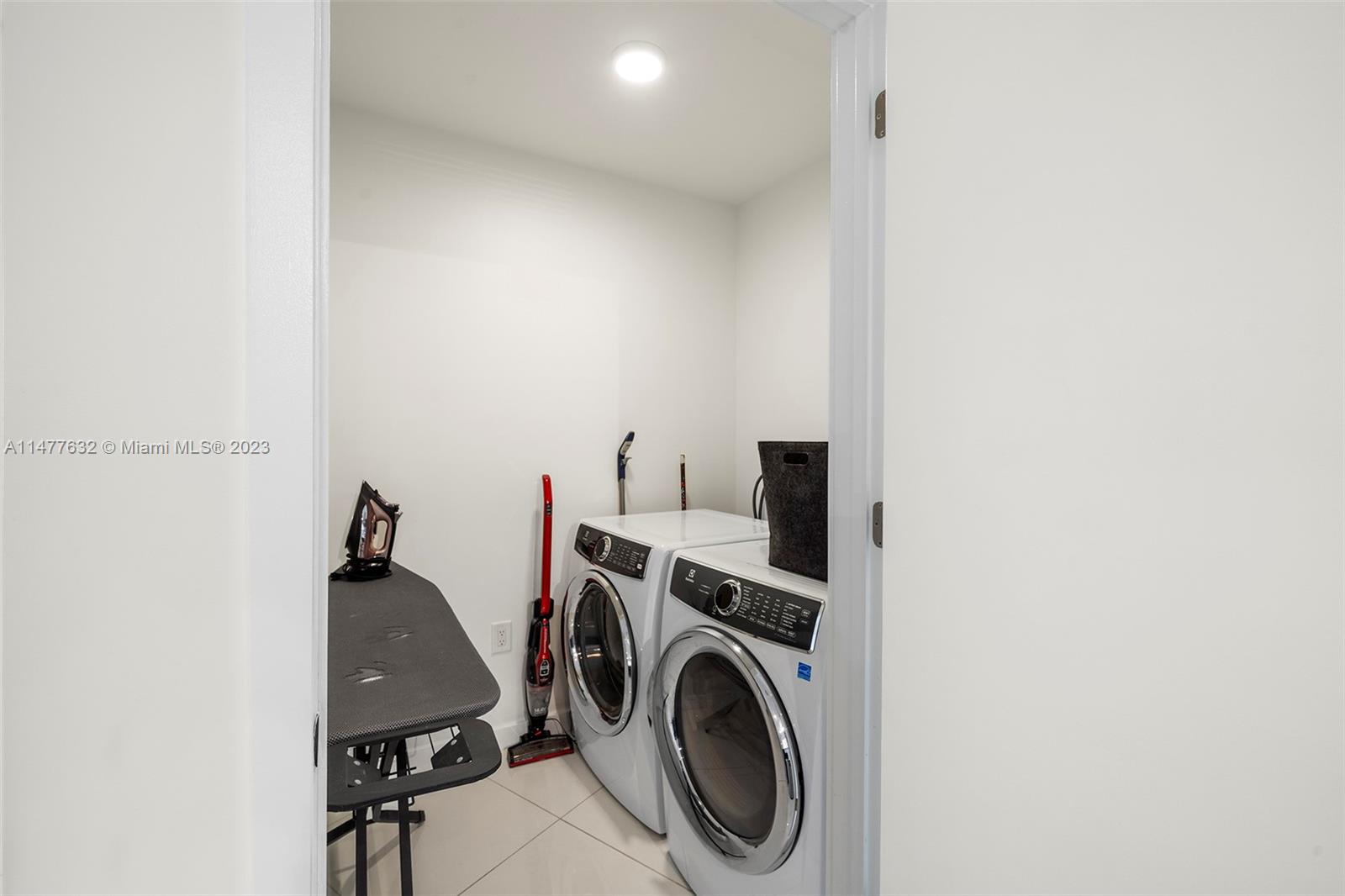 PARAMOUNT MIAMI WORLDCENT - Residential Lease